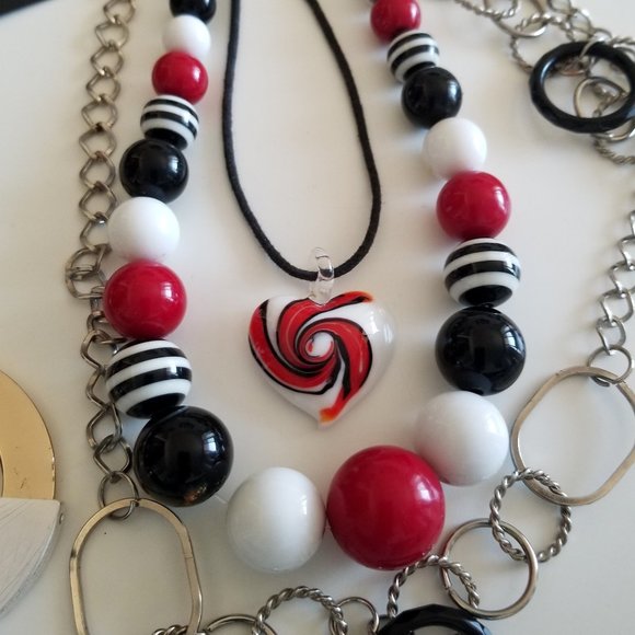Lot of 5 Red Black White Beaded Necklaces Mother of Pearl Hearts - Picture 2 of 13